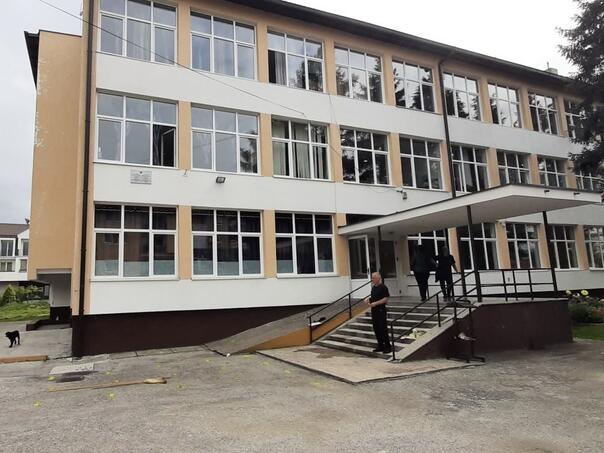 Drama in Živinice: A girl jumped out of a school window because of her grades?