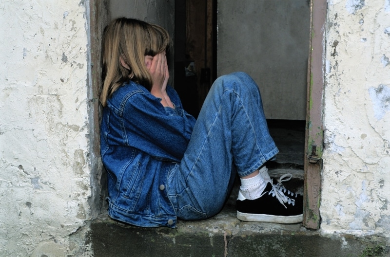 A girl (9) was hit with a brick by her peers and kicked on the floor: The father took her to the hospital in his arms
