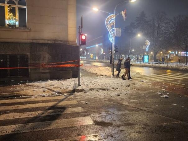 Stable boy on whom snow fell from the roof of the Banja Luka city administration