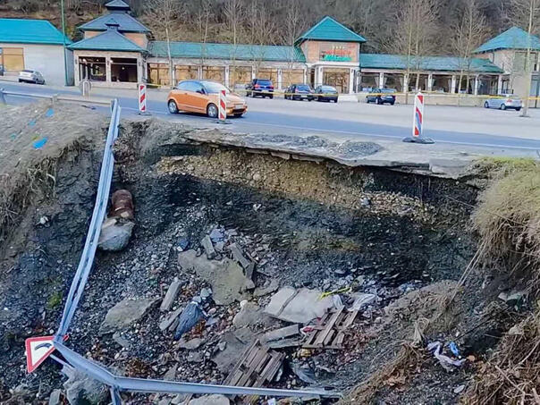 Video: Dangerously bad condition of the road near Jablanica three months after the floods