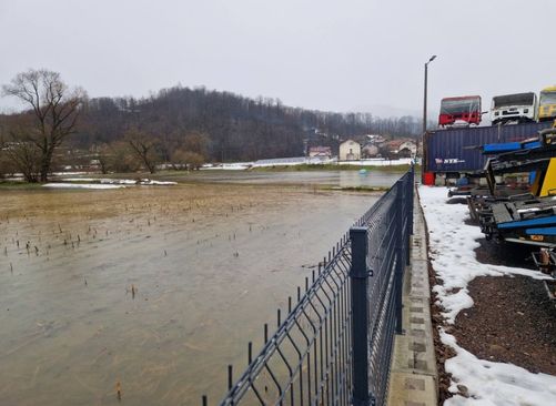 Melting snow caused floods on Sprečko polje near Gračanica, landslides threaten houses