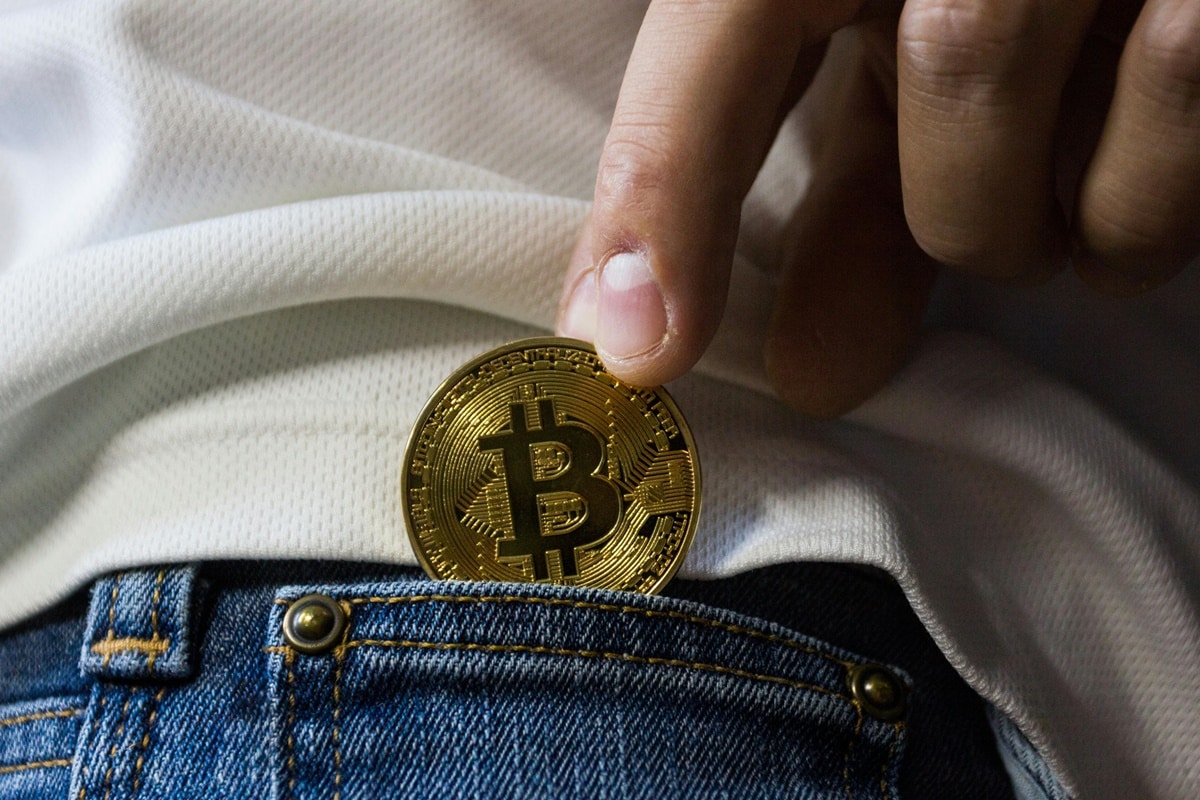 Bitcoin fell below $ 100,000, traders cashed part of earnings