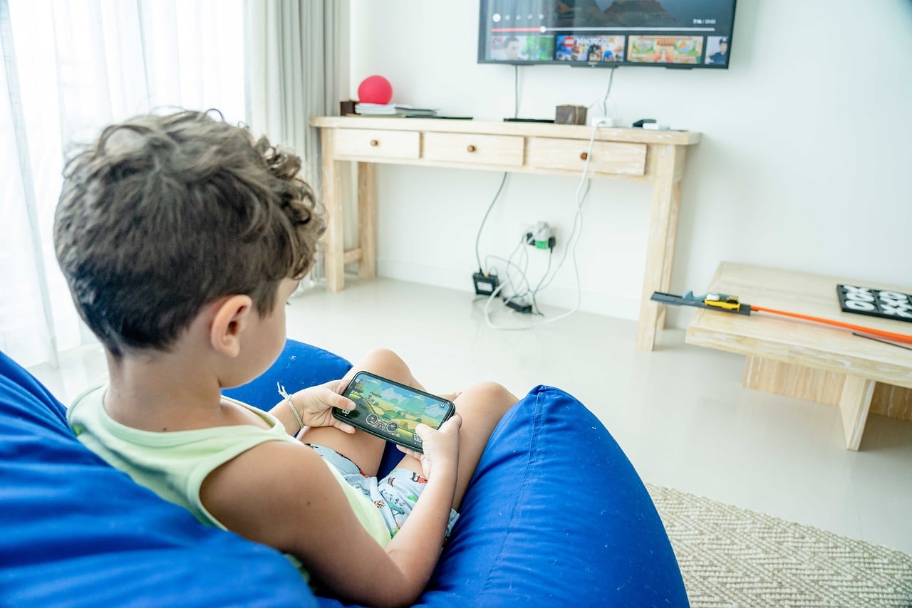 Banning the use of cell phones in schools: Progress or regression of the educational process