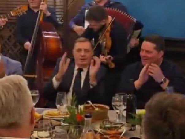Dodik relaxed and sang the old folk song