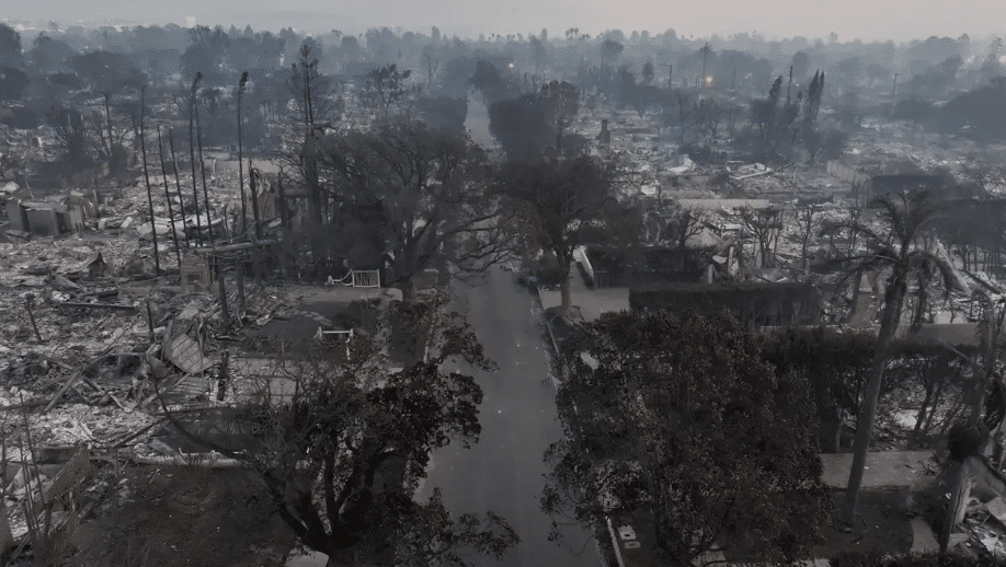 Video: In flames and the famous Hollywod Hills: Los Angeles surrounded by wildfires out of control, at least five dead