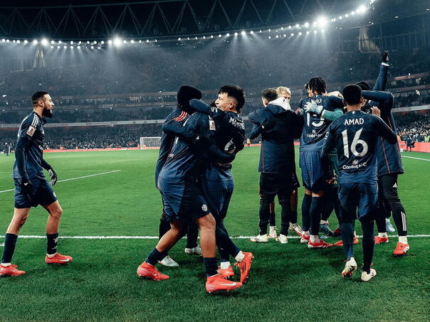 Manchester United with a player less after the drama and the penalty kicked Arsenal out