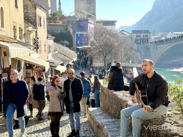 Mostar was flooded with tourists, Saša Kovačević “treated” them on the stairs