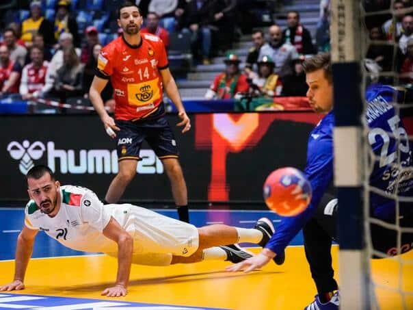 Handball players from Brazil and Portugal in the quarter-finals of the World Cup