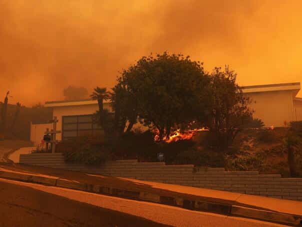 A terrible fire is raging in the Los Angeles area: Wind gusts up to 160 km/h, homes on fire