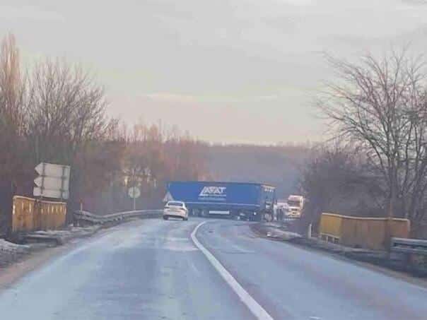 Collision of two trucks near Doboj, the road is completely blocked