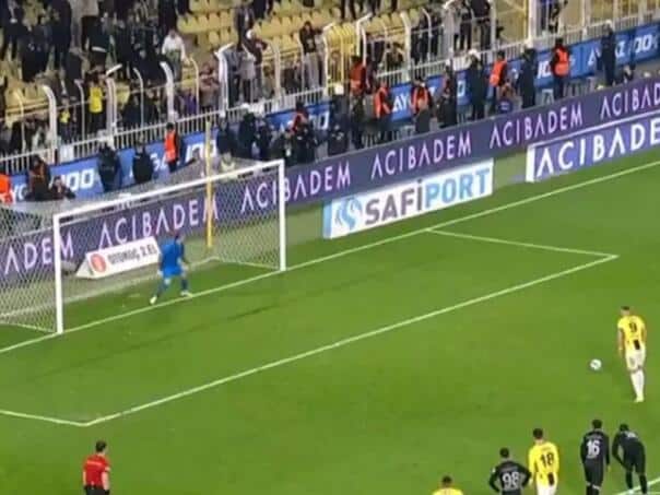 VIDEO / How Dzeko played one of the biggest misses ever