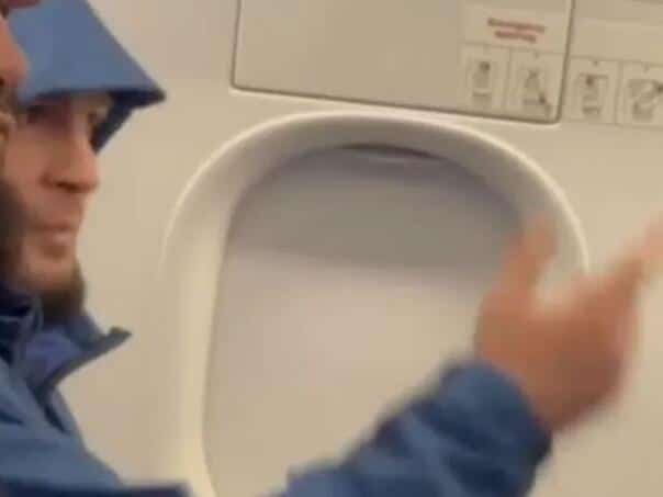 Video: Khabib Nurmagomedov kicked off plane to USA