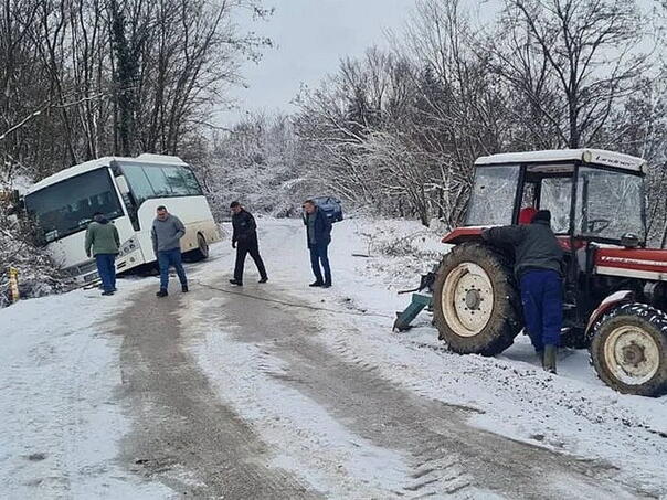 The bus with the disciples landed from the road to Zvornik, pulled out the tractor
