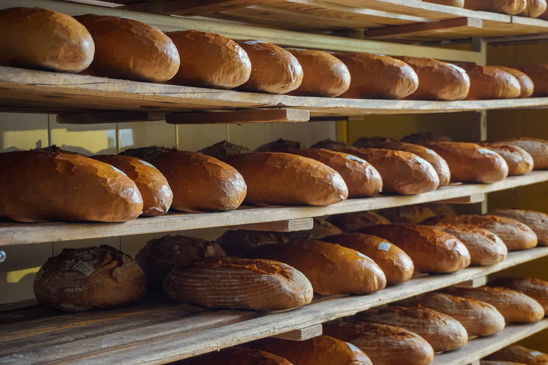 Kilogram of flour marks, and bread 8 km, milk in the purchase of 65 of Fening, and we pay 2 km