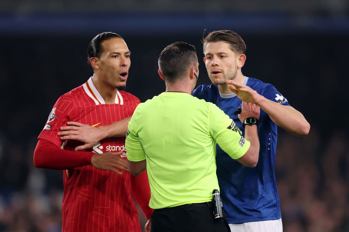 Everton remizes in 98. Minutes against Liverpool, divided three red