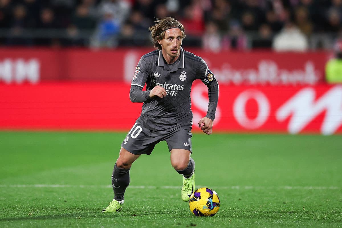 See how Luka Modrić gave a girl jersey with the Croatian flag