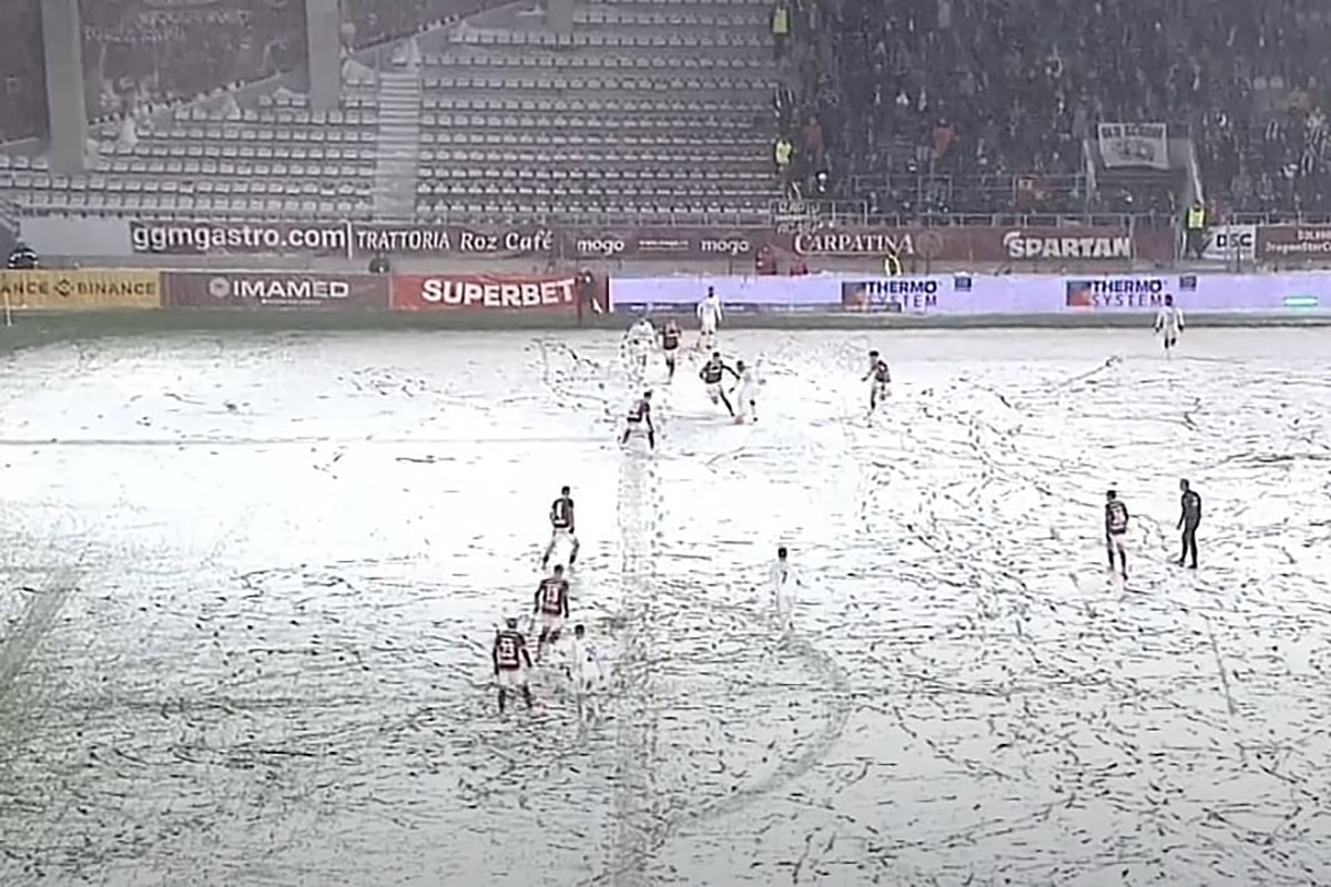 European football testified by superior scenes: white jerseys on white ground