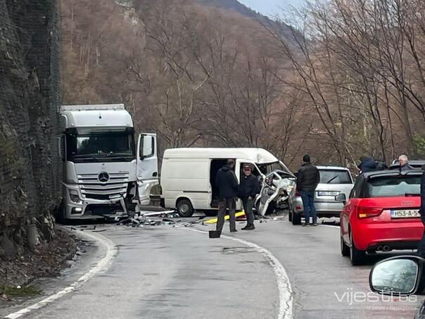 Traffic accident with lead: Fierce truck and van collision