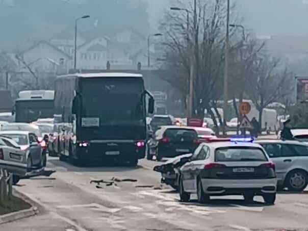 Three persons injured in a collision at the intersection in the Tuzla settlement of Sjenjak