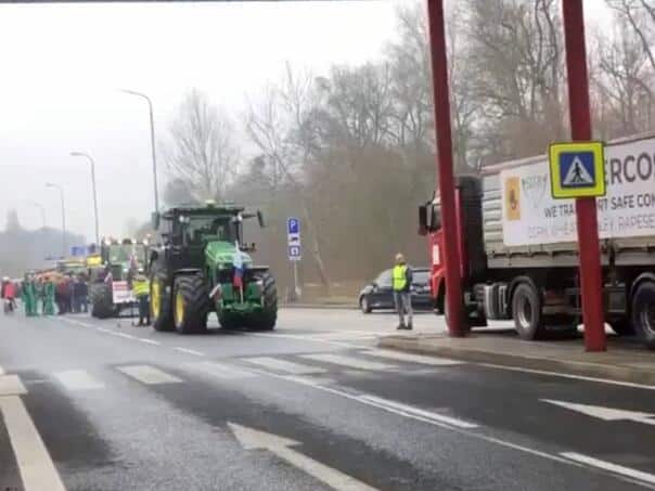 Video / Czech and Slovak farmers blocked the border, the disputed import of food