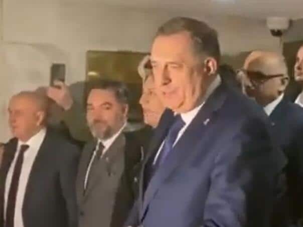 VIDEO: Dodik welcomed in front of the NSRA building, a sun dragon loudest