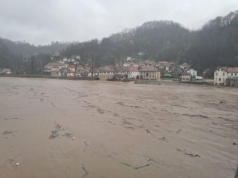 Due to the spill of water to August, traffic suspended on many roads in BiH