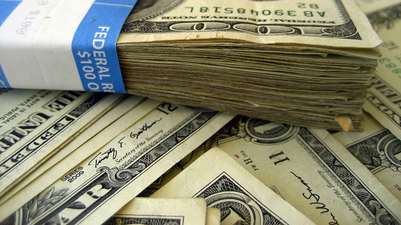 Dollar remains in defensives in relation to euro