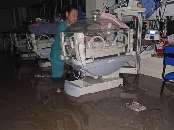 Argentina: 10 dead in floods, mothers with babies fleeing the hospital