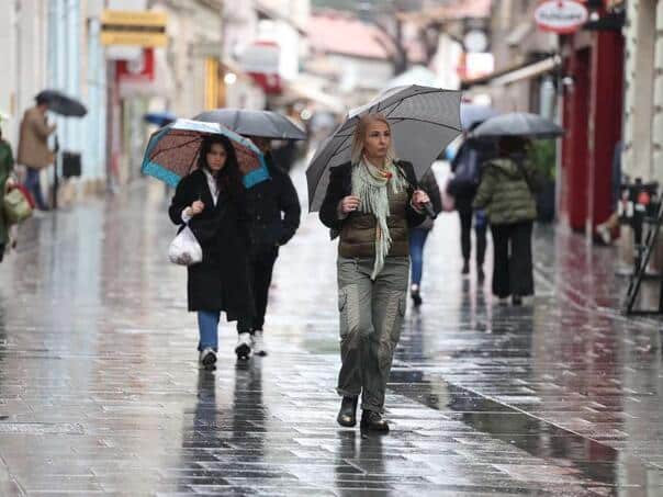 Today mostly cloudy with rain and showers, in the evening, ceasing rainfall