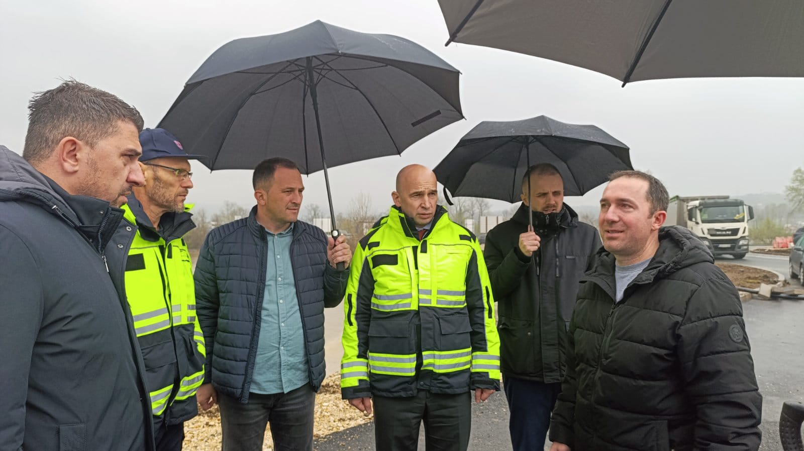 Prime Minister Nezir Pivic visited Doboj South who is mostly affected by floods in ZDK