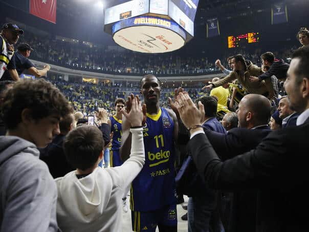 Fenerbahce Trojka Hayes-Davis in the last second won Paris