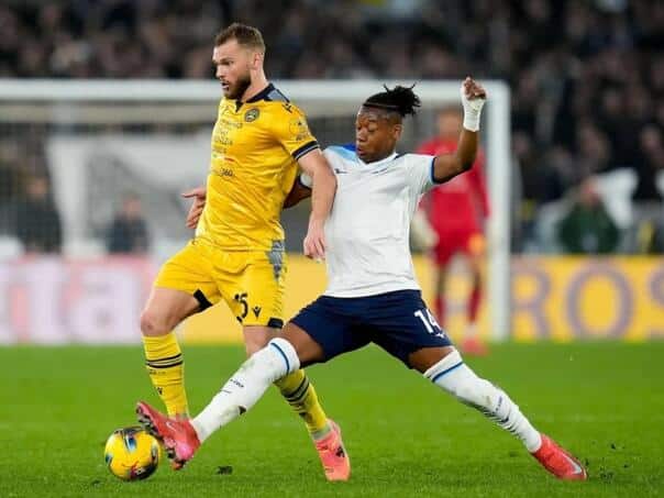 Lazio stopped an amazing series of Udinese, but stayed behind Juventus