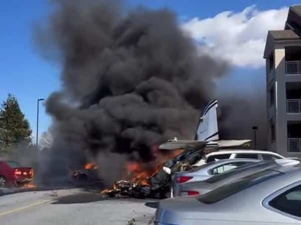 A small plane in the US has crashed, fell to the parking lot