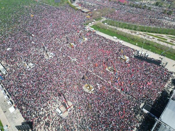 Great anti-government protest in Istanbul, on the streets of hundreds of thousands of people