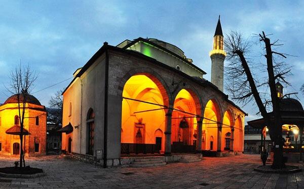 Official explanation: space in the mosque reserved for the protocol, no division of jamiles