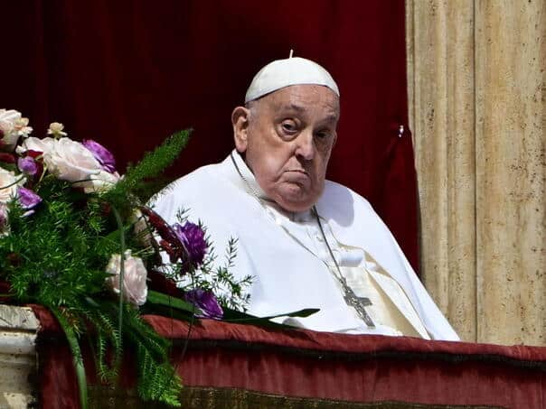 Papa Franjo appeared in front of the believers and the balcony of the Basilica St. Petra congratulated Easter