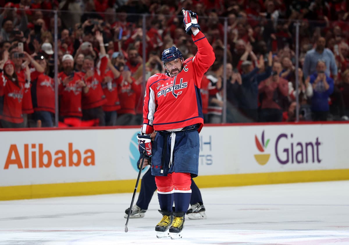 Ovecin crashed Gretzky record and became the best scorer of the NHL