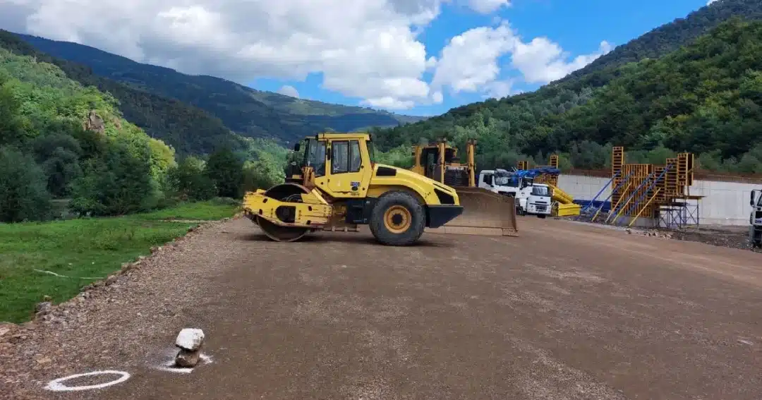 The highway through the ZDK is built with full intensity, but there is no work on one section yet