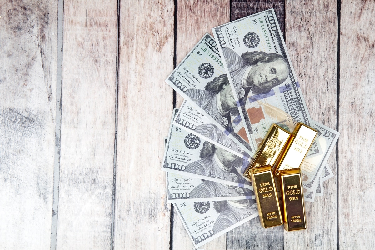 Gold on a record level due to a weaker dollar and trade tensions