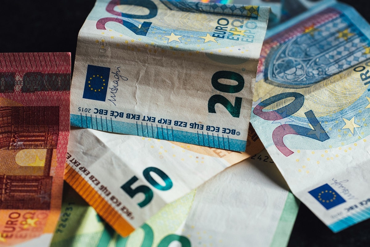 US dollar in crisis: Was it time for Euro to take over the global domination?