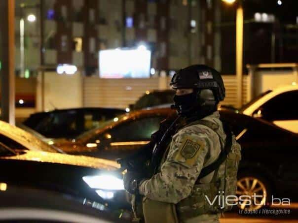 Photo / Video: Armed CAJ members are waiting for Dodik