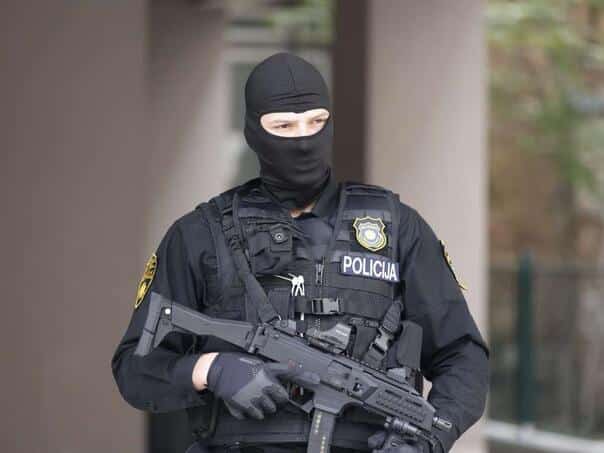 FUP arrested the suspect to scam and handed over to the RS MUP