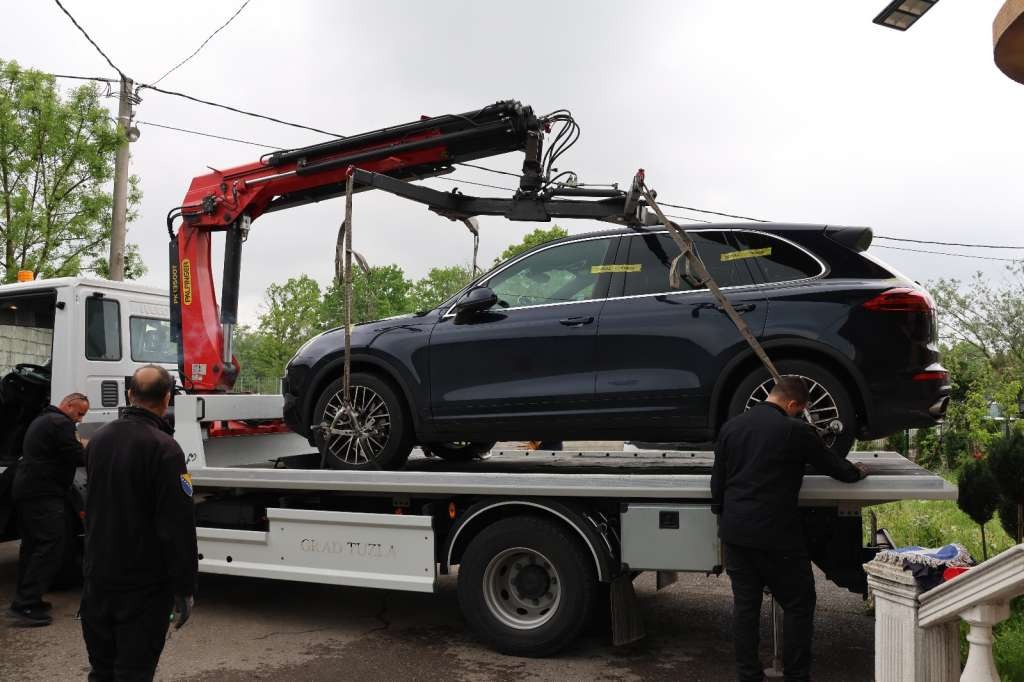 Arrived ‘Surveyor’ MH from Lukavac, found outdated money