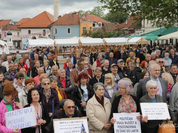 Pensioner’s protest in Tuzla was held, seek alignment with the average salary