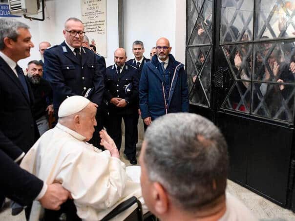 Papa Franjo suddenly visited the Roman prison on the eve of Easter
