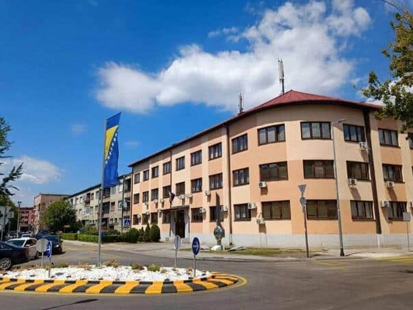 Detention for Nermina Delić: beat the woman in front of the child and broke her vehicle