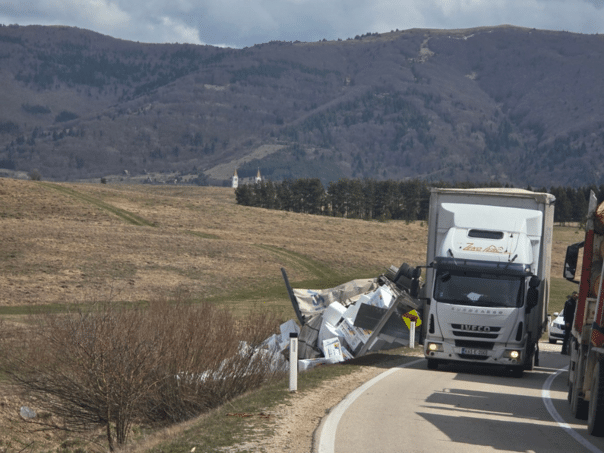 Due to strong wind on the road Kupres-shuica overturned cargo vehicle