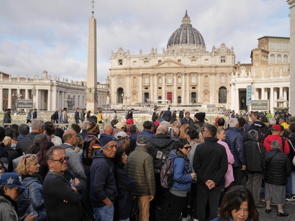 More than 130,000 people from Papi Francis in the Basilica of St. Peter