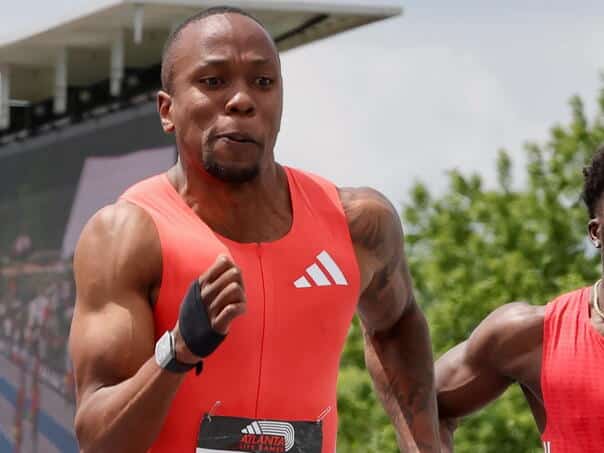 Akani Simbine ran 100 meters in 9.86 seconds