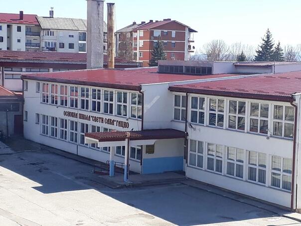 The boy received a unit at school, his father fell into class and gave the teacher